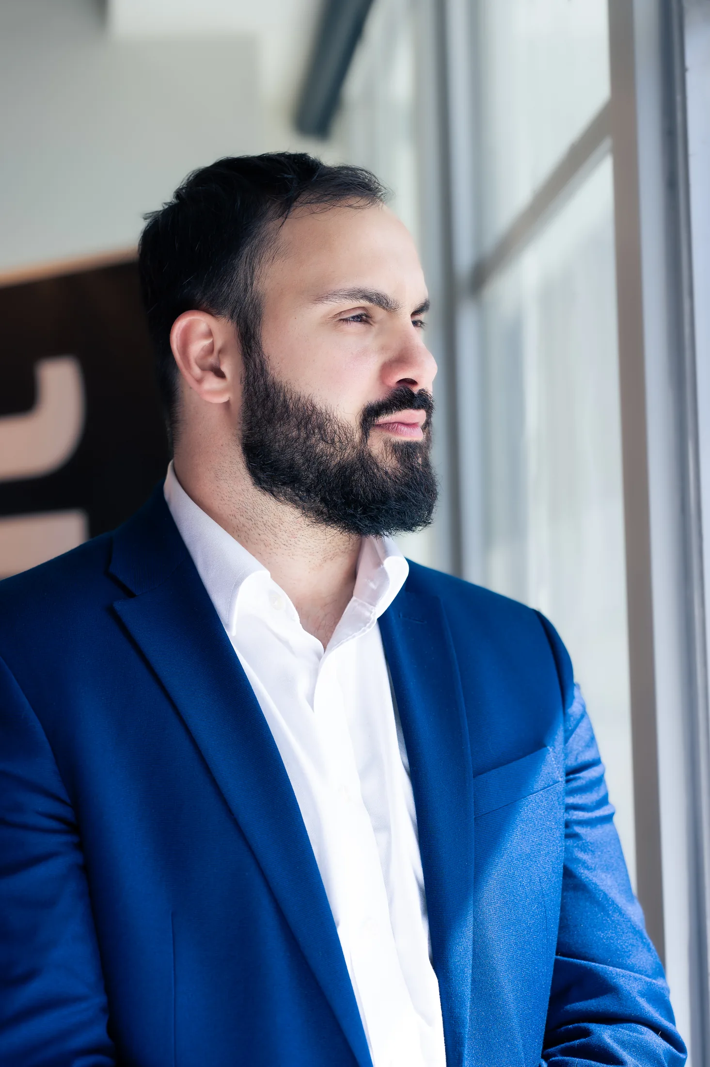 Retrato profesional masculino con traje azul