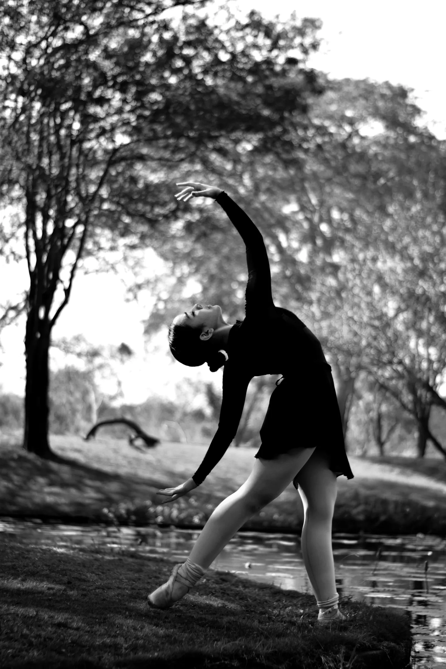 Retrato artistico en blanco y negro en exterior